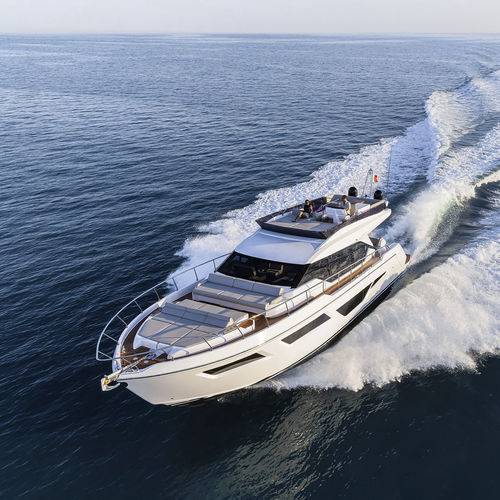 Круизная моторная яхта - 580 - Ferretti Yachts - с флайбриджем / 3 каюты