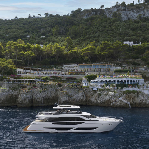 Круизная моторная яхта - 860 - Ferretti Yachts - с флайбриджем / V-образный привод / 4 каюты