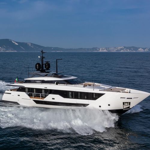 Круизная супер-яхта - 106' - Custom Line Yacht - с флайбриджем / валопровод / 5 кают