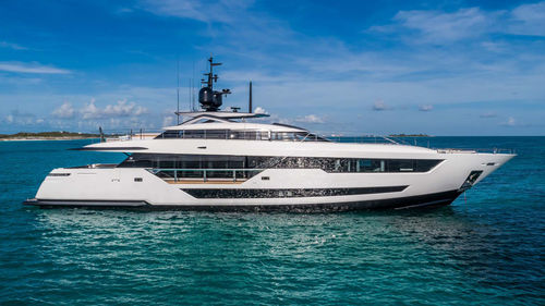 Круизная супер-яхта - Navetta 42  - Custom Line Yacht - с флайбриджем / 5 кают / PRV