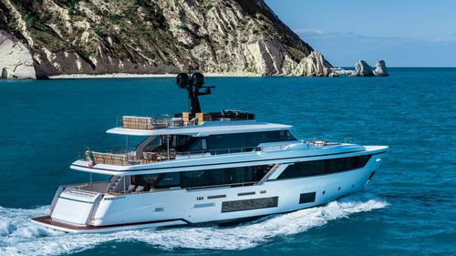 Круизная моторная яхта - Navetta 30 - Custom Line Yacht - традиционная / с рулевой рубкой / валопровод