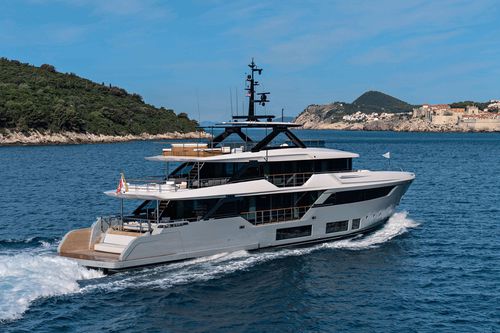 Круизная супер-яхта - Navetta 38 - Custom Line Yacht - с рулевой рубкой / V-образный привод / 5 кают
