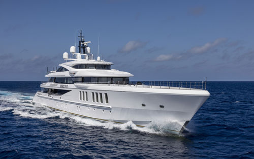 Круизная мега-яхта - SPECTRE - Benetti - с приподнятой рулевой рубкой / 6 кают / с бассейном