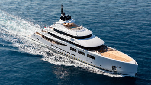 Круизная мега-яхта - ALFA - Benetti - с приподнятой рулевой рубкой / 7 кают / с вертикальным форштевнем