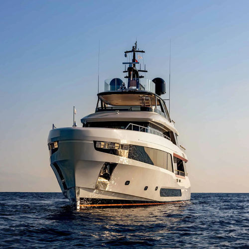 Круизная супер-яхта - Motopanfilo 37M - Benetti - с приподнятой рулевой рубкой / 5 кают / 10 спальных мест