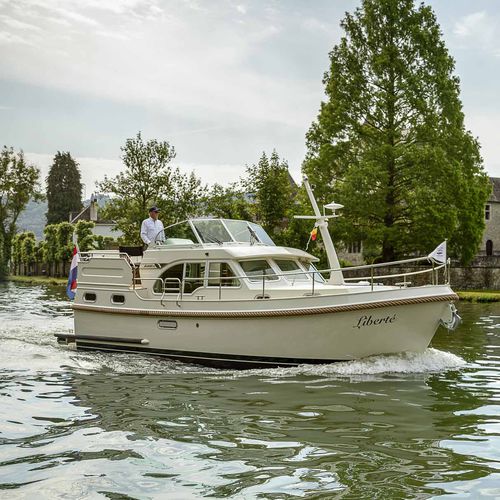 Быстроходный катер с внутренним мотором - Grand Sturdy 30.0 AC - Linssen Yachts B.V. - дизельный / корпус водоизмещающего типа / с рулевой рубкой