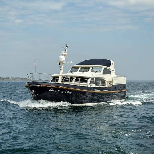 Круизная моторная яхта - 500 AC Variotop® - Linssen Yachts B.V. - с закрытым флайбриджем / 3 каюты / из стали