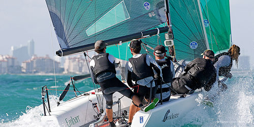 Однотипный парусник - 24 - Melges - спортивная килевая яхта / углеродная мачта / ISAF класса