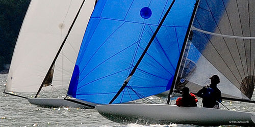 Парусник спортивная килевая яхта - 17. - Melges - бушприт / углеродная мачта / передвижной