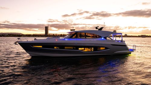 Спортивная моторная яхта - 6800 - Riviera - хардтоп / POD IPS / 3 каюты
