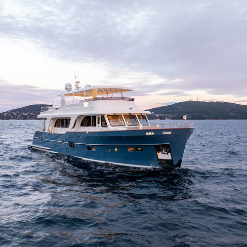 Круизная моторная яхта - 95 - Vicem Yachts - с флайбриджем / 4 каюты / эпоксидная