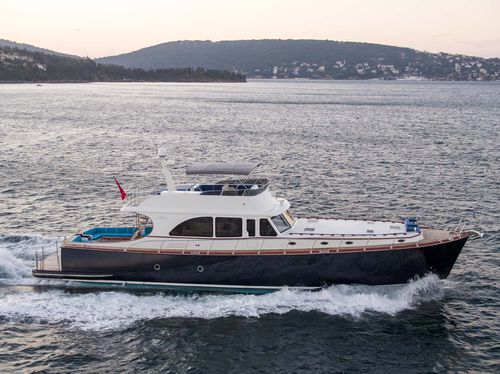 Круизная моторная яхта - 82 - Vicem Yachts - традиционная / с флайбриджем / 3 каюты