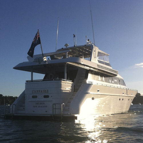 Круизная моторная яхта - L’AFFAIRE - Warwick Yacht Design - с флайбриджем / с рулевой рубкой / корпус водоизмещающего типа