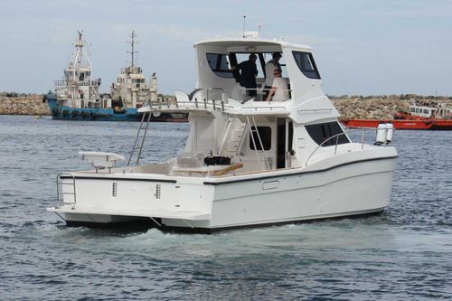 Быстроходный катер катамаран - 350 Sportscruiser - LeisureCat - с внутренним мотором / дизельный / двухмоторный