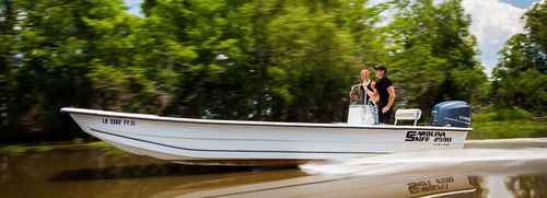 Судно для плавания в закрытых водах c подвесным мотором - 2590 DLX EW - Carolina Skiff - с центральной консолью / для спортивной рыбалки / макс. 20 человек