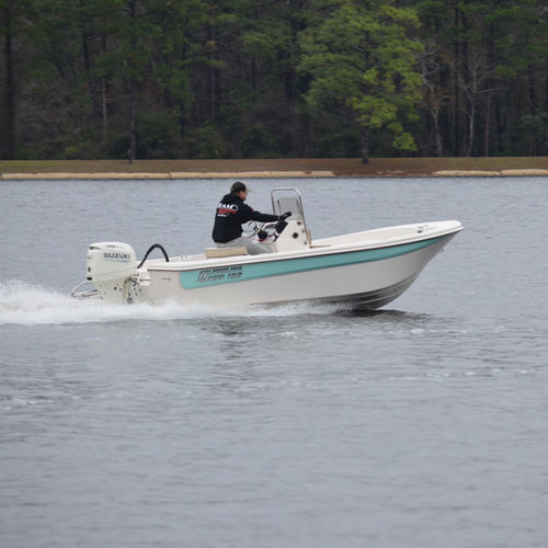 Судно для плавания в закрытых водах c подвесным мотором - 162 JLS - Carolina Skiff - с центральной консолью / открытое / для спортивной рыбалки