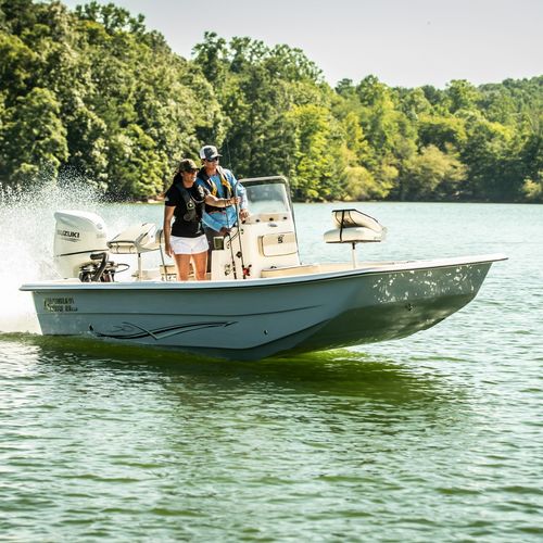 Судно для плавания в закрытых водах c подвесным мотором - 19 SWS - Carolina Skiff - с центральной консолью / открытое / для рыбной ловли