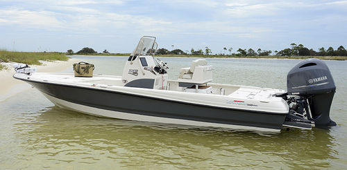 Судно для плавания в закрытых водах c подвесным мотором - 220 LTS PRO - Triton Boats - с центральной консолью / для спортивной рыбалки / макс. 7 человек