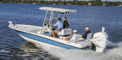 Судно для плавания в закрытых водах c подвесным мотором - 240 LTS PRO - Triton Boats - с центральной консолью / для спортивной рыбалки / макс. 7 человек