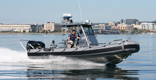 Профессиональный катер катер береговой охраны - SAFE 25 - Safe Boats - c подвесным мотором / из алюминия / надувная лодка с полужестким корпусом