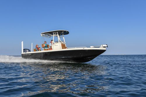 Судно для плавания в закрытых водах c подвесным мотором - SX2550 - FAMILY BAY BOAT - Skeeter - с центральной консолью / для спортивной рыбалки / из стекловолокна