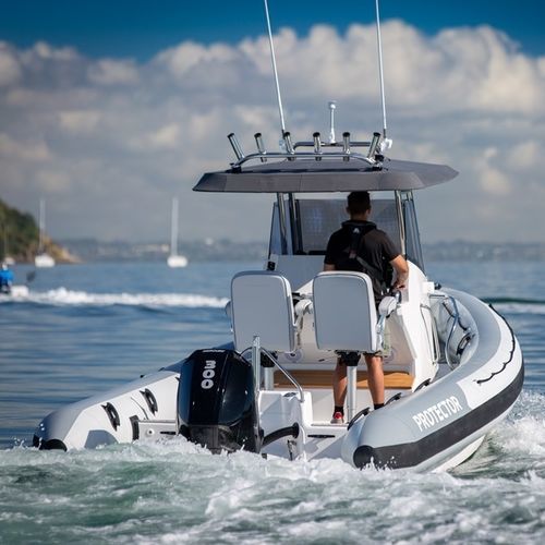 Надувная лодка c подвесным мотором - 250 CHASE - Protector - полужесткая / с центральной консолью / открытая