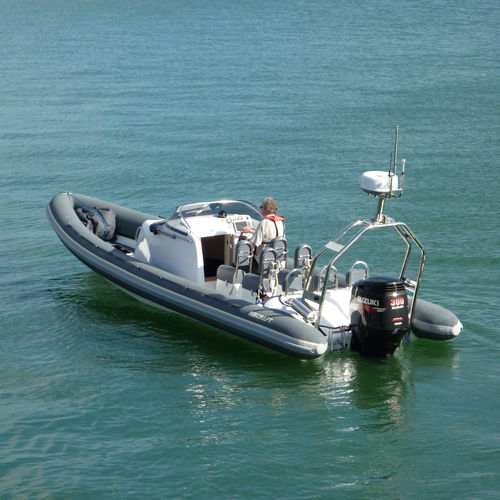 Надувная лодка c подвесным мотором - Ribcraft 850 Adventure - RIBCRAFT - полужесткая / с рулевой консолью / спортивная