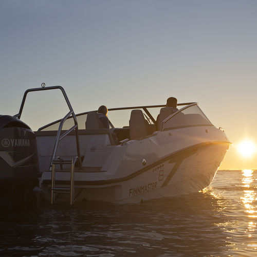 Прогулочный катер с каютой c подвесным мотором - T8 - Finnmaster Boats Oy - открытый / с двойной консолью / из алюминия
