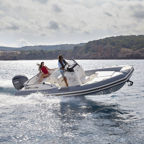 Надувная лодка c подвесным мотором - CLUBMAN 22 PLUS - Joker Boat - полужесткая / с центральной консолью / открытая