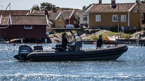 Надувная лодка c подвесным мотором - R8 Series - RUPERT MARINE - полужесткая / с центральной консолью / с рулевой консолью