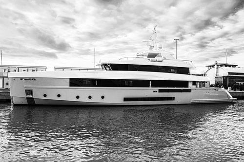 Круизная мега-яхта - M/Y CROCUS - Admiral yachts - с приподнятой рулевой рубкой / 10 кают / из алюминия