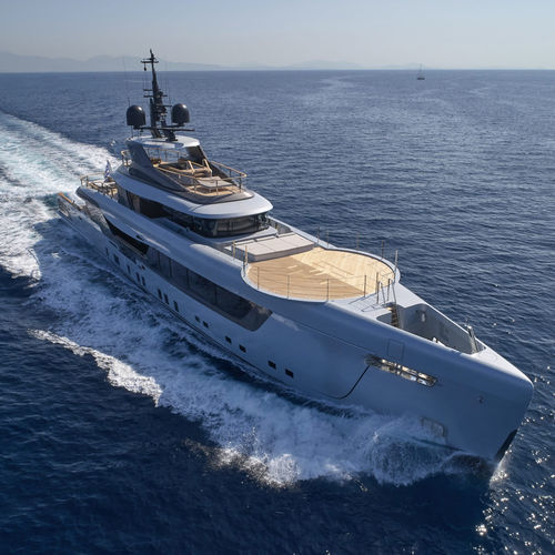 Круизная мега-яхта - M/Y GECO - Admiral yachts - с приподнятой рулевой рубкой / 12 кают / из алюминия