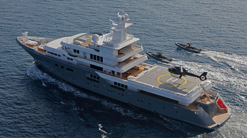Круизная мега-яхта - M/Y PLANET NINE - Admiral yachts - траулер / с приподнятой рулевой рубкой / 12 кают