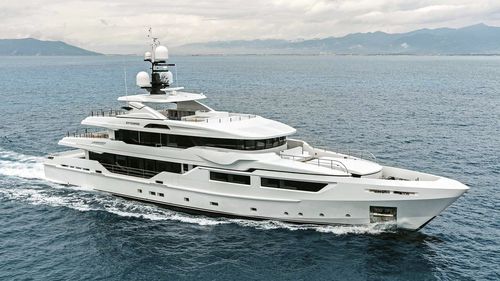 Круизная мега-яхта - M/Y ENTOURAGE - Admiral yachts - традиционная / с рулевой рубкой / 5 кают