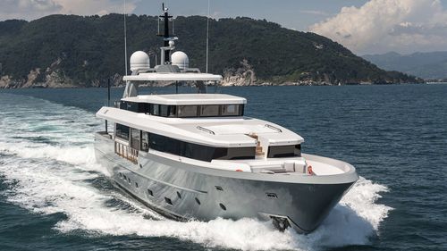 Круизная супер-яхта - M/Y FOAM - Admiral yachts - с флайбриджем / с приподнятой рулевой рубкой / 4 каюты