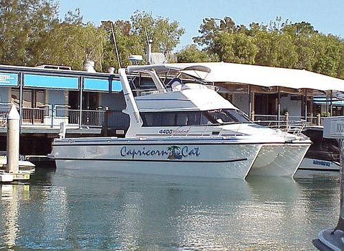 Быстроходный катер катамаран - 4400 FLYBRIDGE EXT.CABIN - Noosa Cat Australia - с внутренним мотором / дизельный / с флайбриджем
