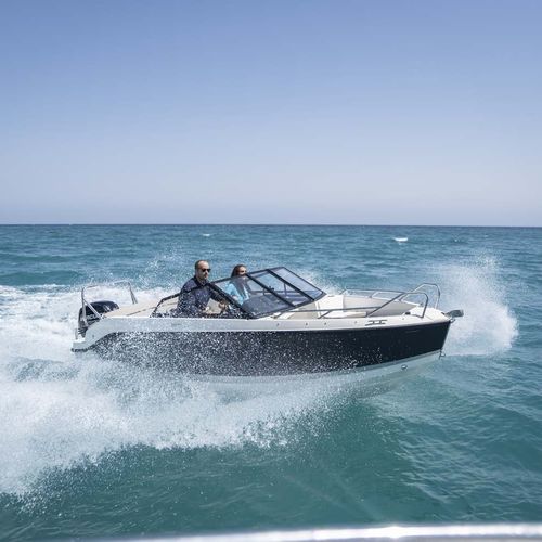 Моторная лодка с каютой c подвесным мотором - Activ 555 Bowrider - Quicksilver Boats - открытая / с двойной консолью / боурайдер