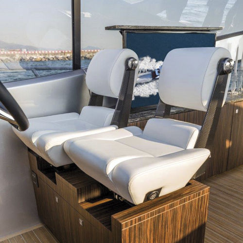 Сидение для пилота - P 451 Flybridge - Besenzoni SpA - для катера / регулируемое / электрическое
