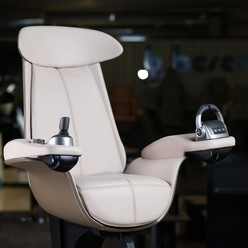 Сидение для пилота - P 470 A Manta comfort - Besenzoni SpA - для катера / для яхты / с подлокотниками