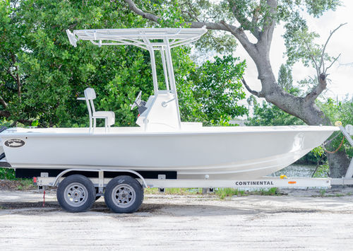 Судно для плавания в закрытых водах c подвесным мотором - 218 - Dusky Marine - с центральной консолью / открытое / для спортивной рыбалки