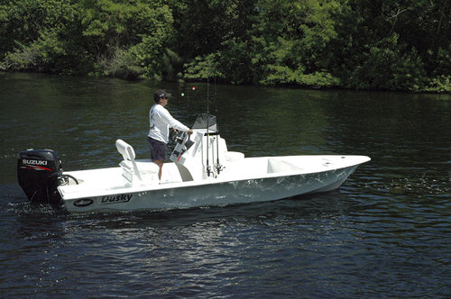 Судно для плавания в закрытых водах c подвесным мотором - 18R BAY - Dusky Marine - с центральной консолью / для спортивной рыбалки