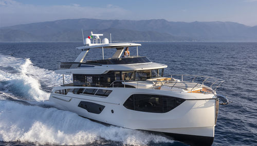 Круизная моторная яхта - NAVETTA 64 - Absolute Yachts - с флайбриджем / POD IPS / 4 каюты