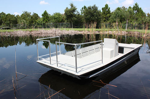 Плоскодонка c подвесным мотором - Diamond Back Airboats - с центральной консолью