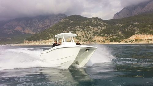 Прогулочный катер с каютой катамаран - 30′ Sport Fisher  - Hysucat - c подвесным мотором / двухмоторный / хардтоп