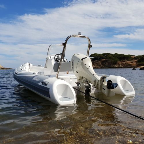 Надувная лодка c подвесным мотором - Vesta V-550 - Adventure Inflatable boats - полужесткая / с центральной консолью / открытая