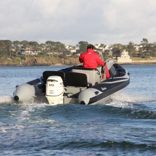 Надувная лодка c подвесным мотором - Vesta V-610 - Adventure Inflatable boats - полужесткая / открытая / с боковой консолью