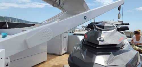 Подъемный кран для яхты - Sanguineti Chiavari produzione articoli nautici s. - для палубы / со стрелой / механизированный