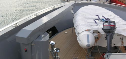 Подъемный кран для яхты - Sanguineti Chiavari produzione articoli nautici s. - для палубы / электрогидравлический / для спуска шлюпок на воду