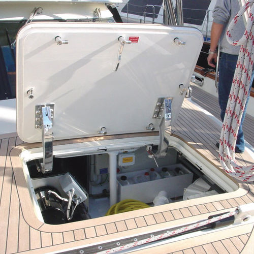 Прямоугольный палубный люк - 3400 SERIES - Freeman Marine Equipment - для яхты / открывающийся / заподлицо