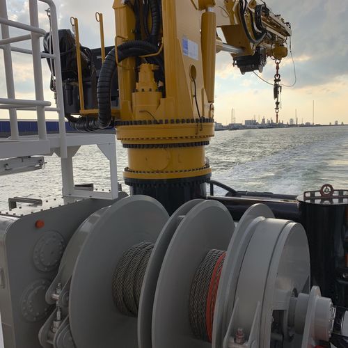 Лебедка для судна - Anchor Handling - Damen Marine Components - для землечерпательных работ / с электродвигателем / с гидравлическим приводом